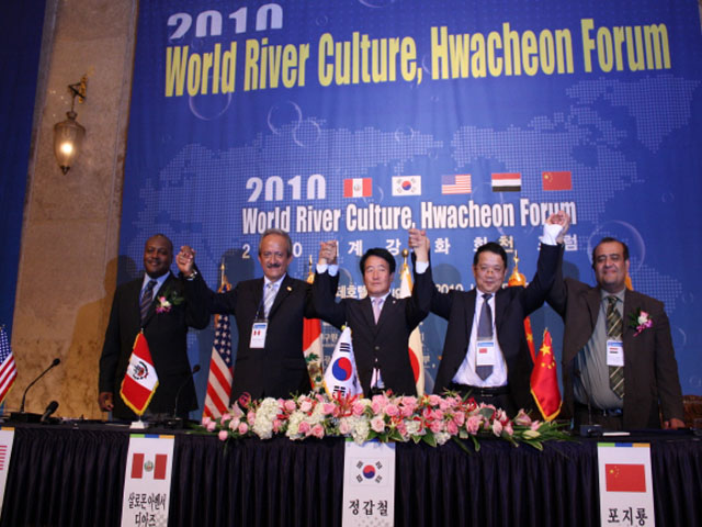 2010 World River Culture Hwacheon Forum 6개국 지방정부대표들 사진