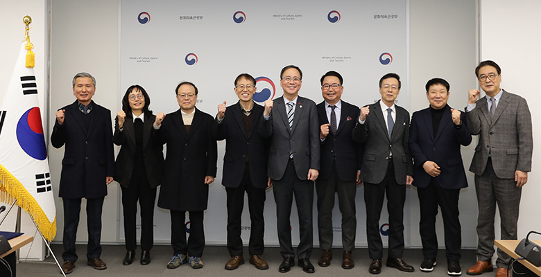 제8기 위원회 위원 위촉(가운데 문체부 김영수 제1차관)