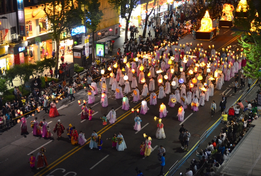[Apr]  Lotus lanterns line Seoul streets for Buddha’s Birthday Photo
