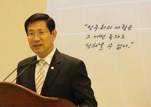 민주화의 바람은 그 어떤 독재도 당해낼 수 없다