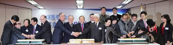 김동호 문화융성위원회 위원장과 위원들의 축하 떡을 자르는 모습