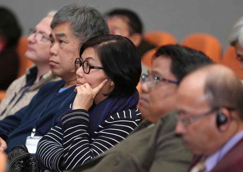 벤슨 푸아 에스플러네이드 극장대표의 주제 발표를 경청하고 있는 아시아 문화예술분야 전문가들