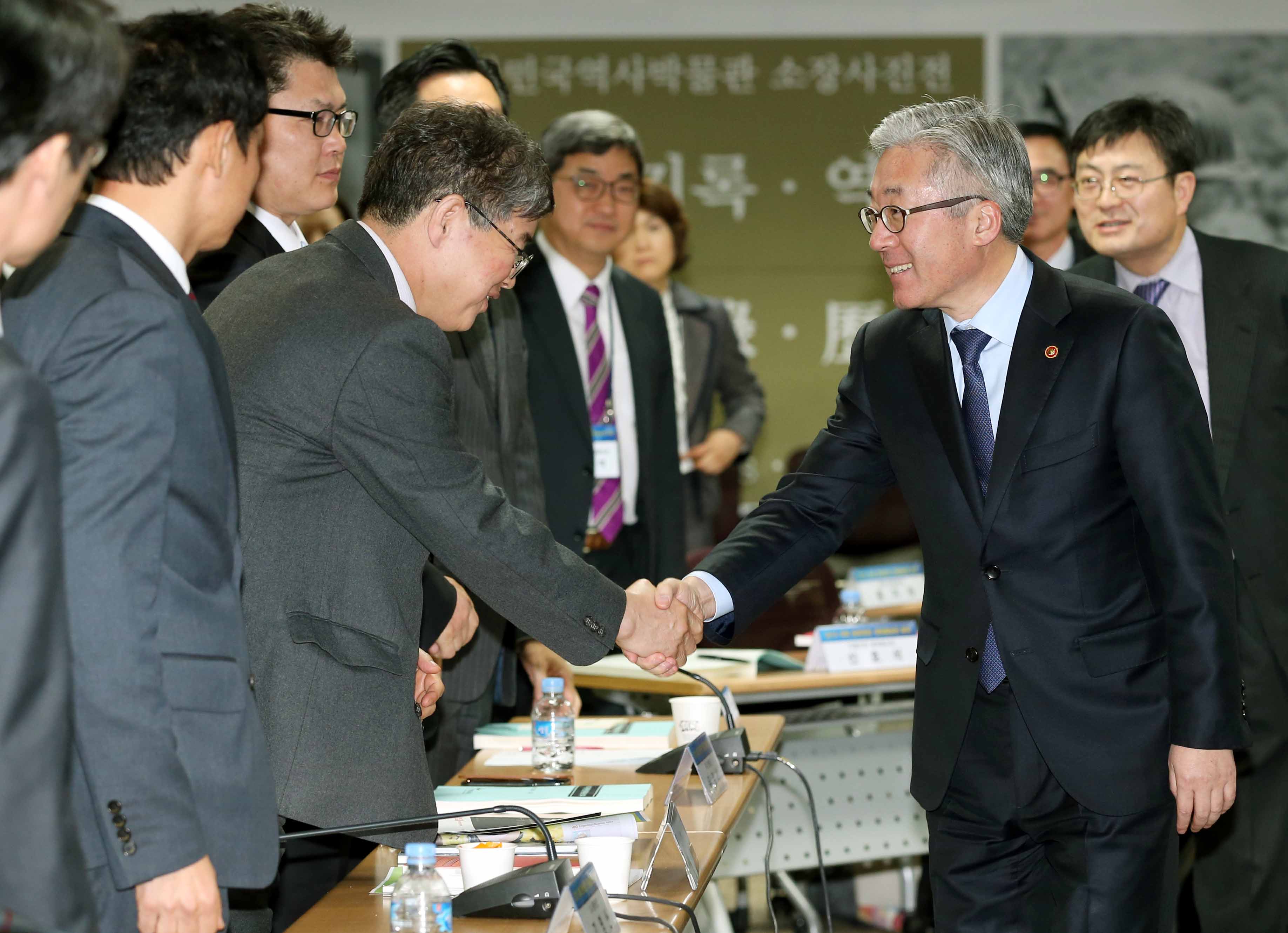 김종덕 문화체육관광부 장관이 재외 문화원장 및 문화홍보관들과 인사를 나누는 모습
