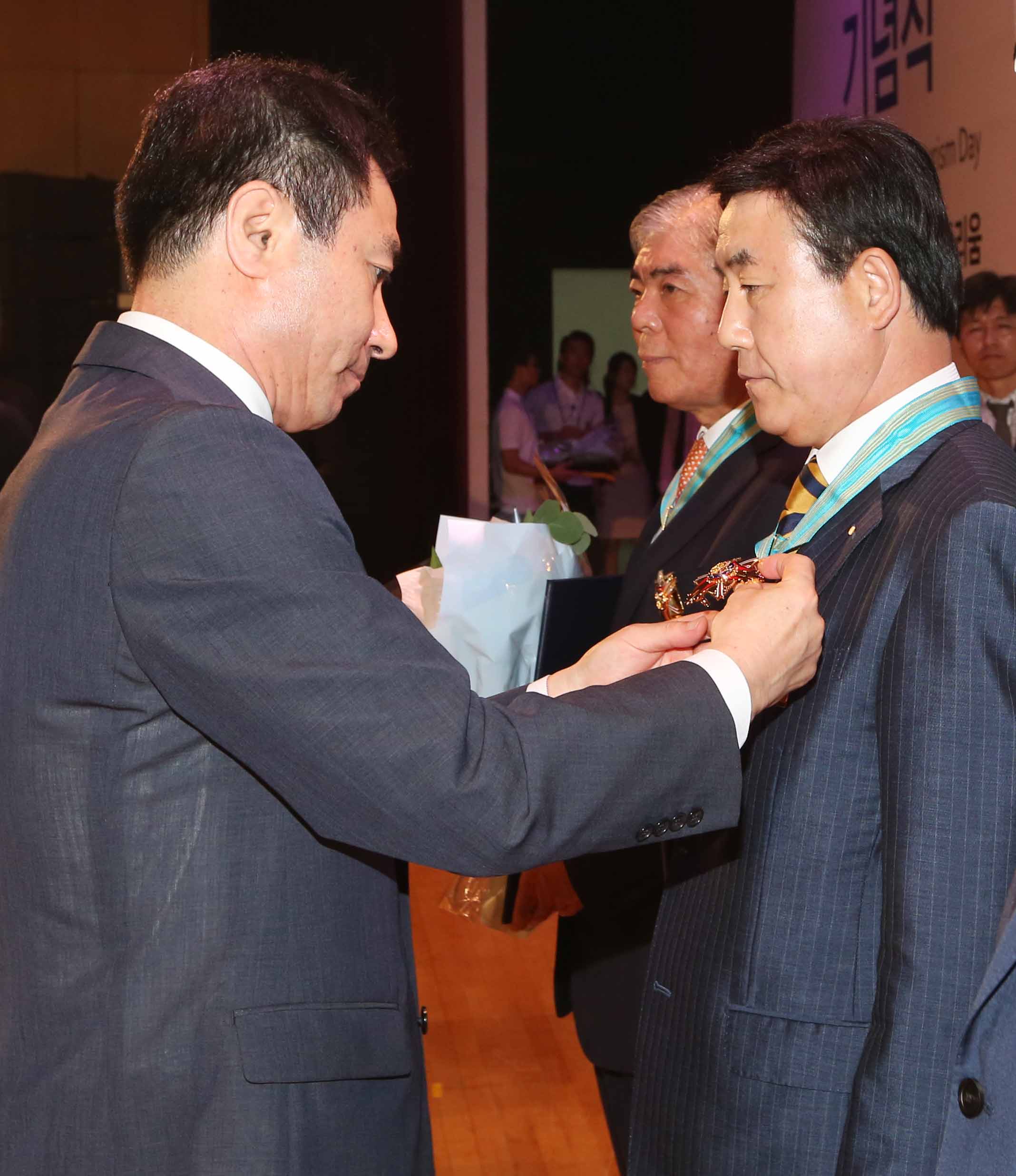 제42회 관광의 날 맞아 유공자 훈장 전수