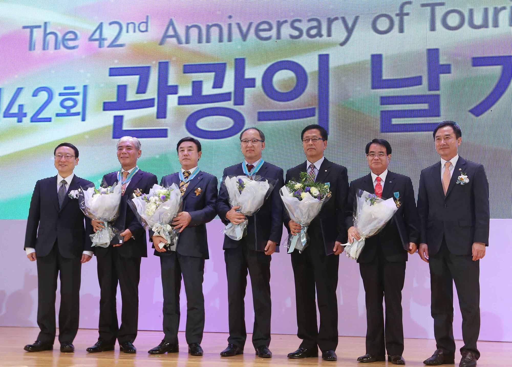 제42회 관광의 날 맞아 유공자 훈장 전수 후 기념촬영