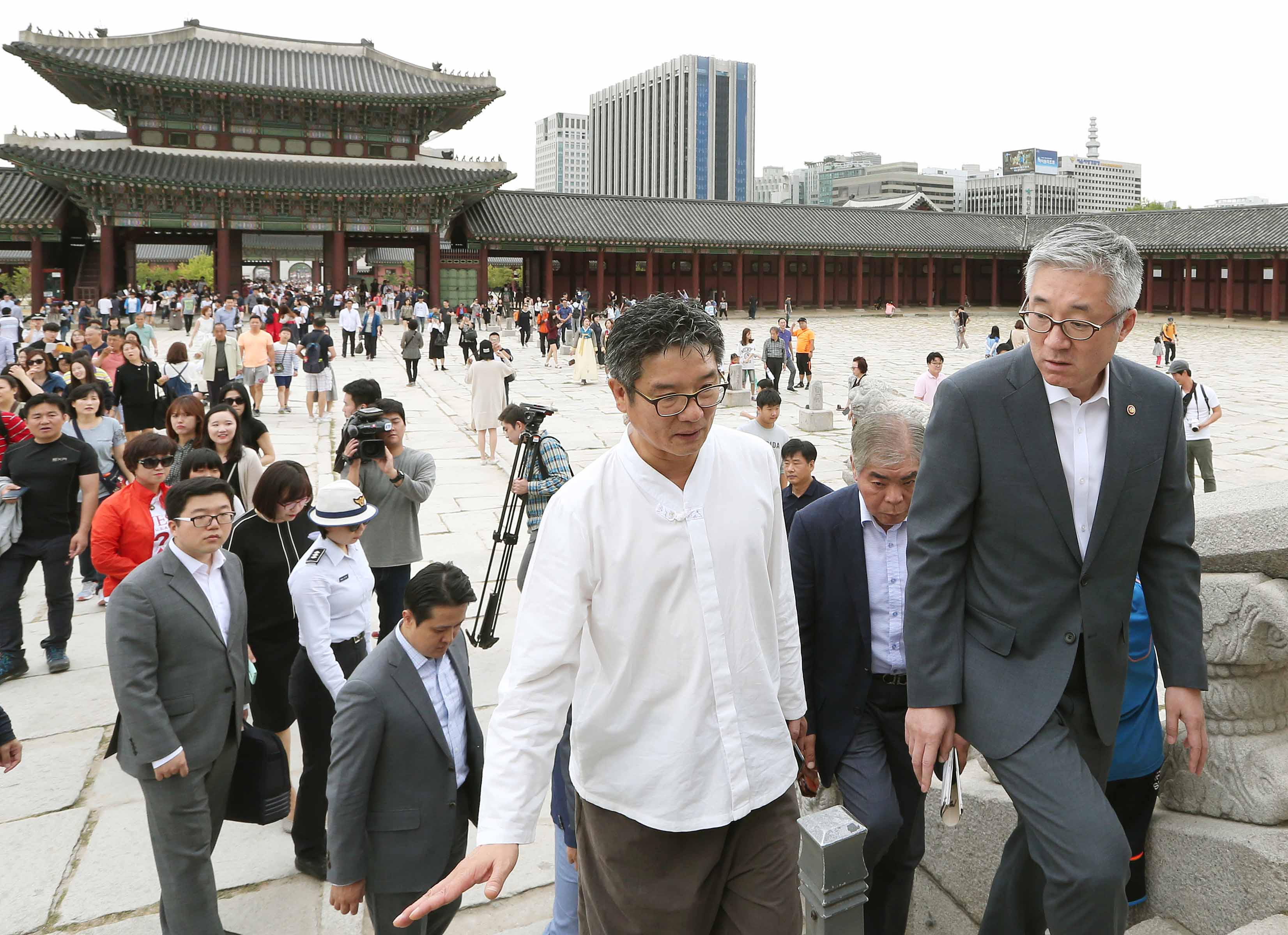 김종덕 문화체육관광부 장관(우)이 양무승 한국여행업협회 회장(좌). 관계자들과 함께 외래 관광객들이 즐겨 찾는 경복궁을 방문해 관광수용태세를 점검하고 있다.