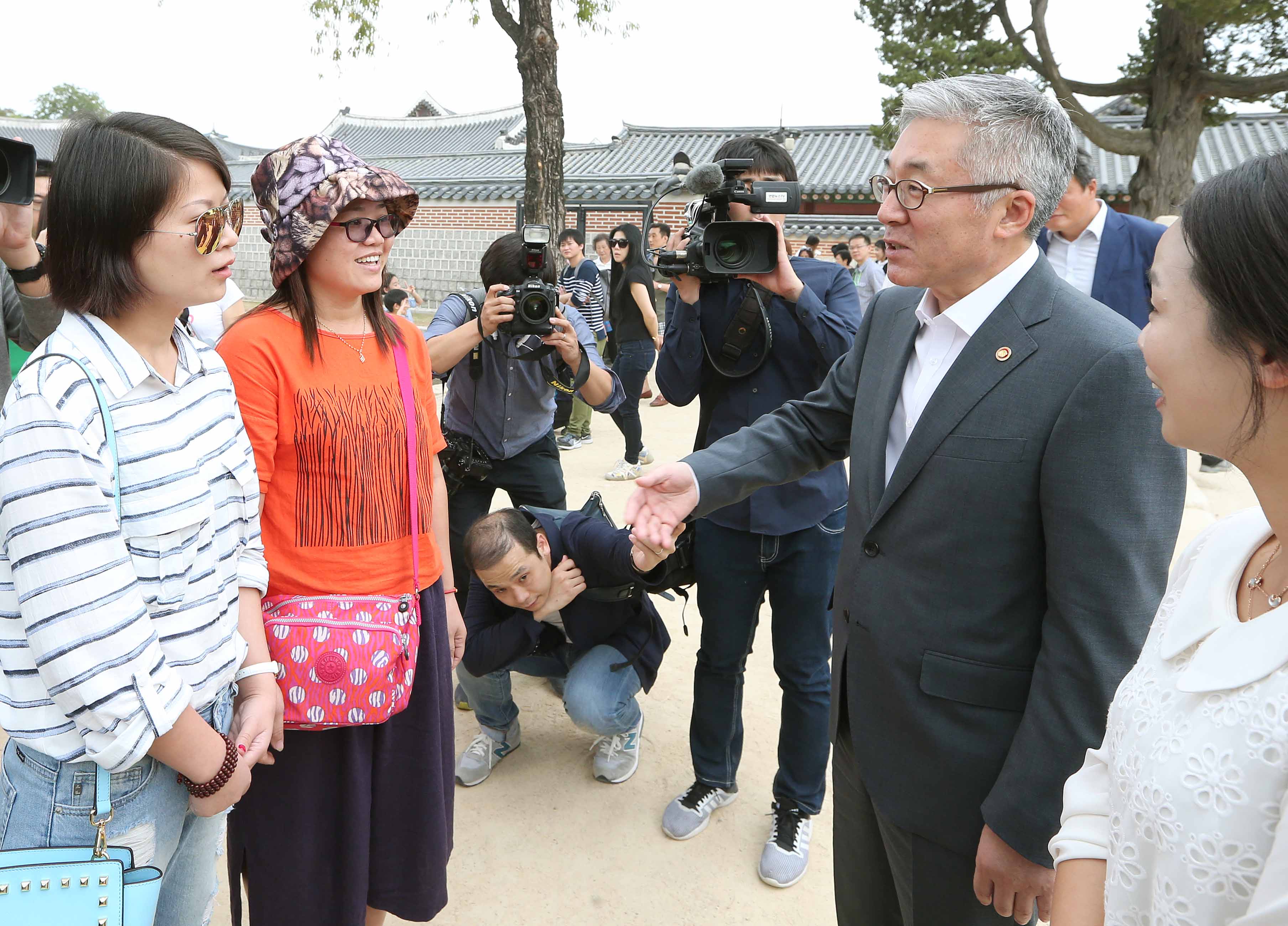 김종덕 장관이 경회루에서 만난 중국인 관광객들로부터 애로사항을 직접 경청하고 있다.