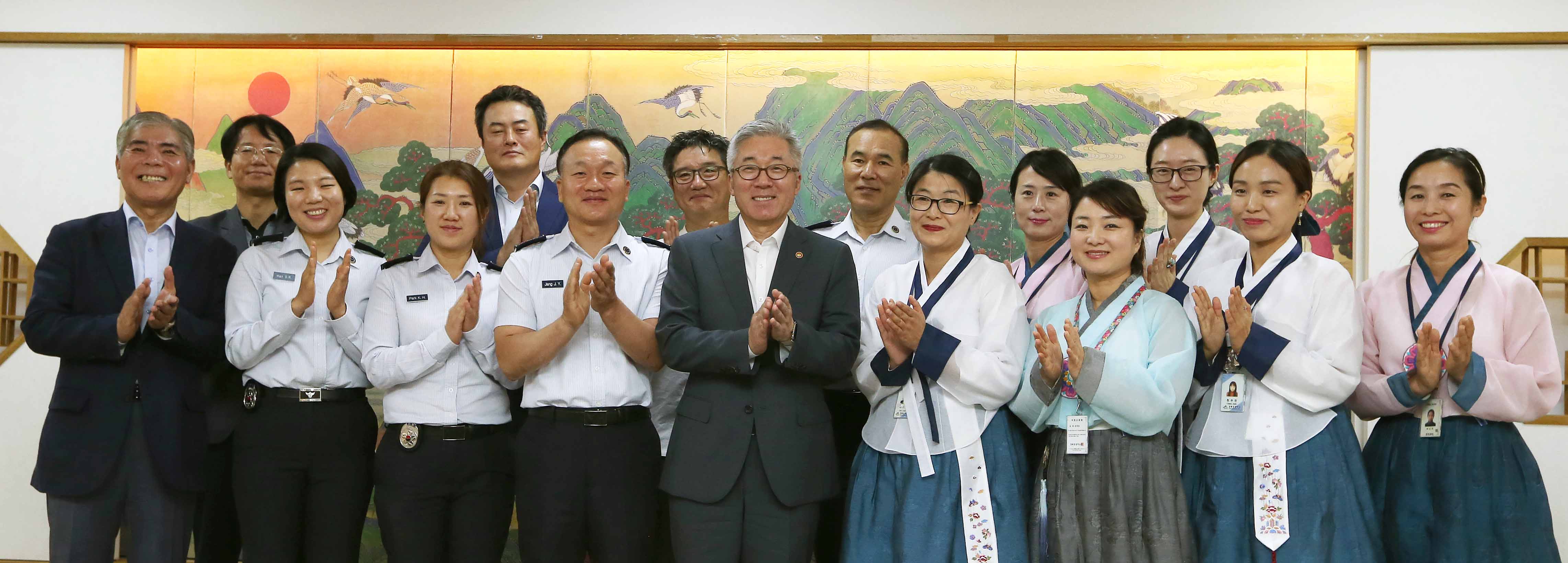 점검을 마치고 난 후, 추석 연휴에도 관광객 불편 해소와 만족도 제고를 위해 근무하는 관광경찰, 경복궁 문화해설사 및 자원봉사자들과의 간담회에서 기념촬영을 하고 있다