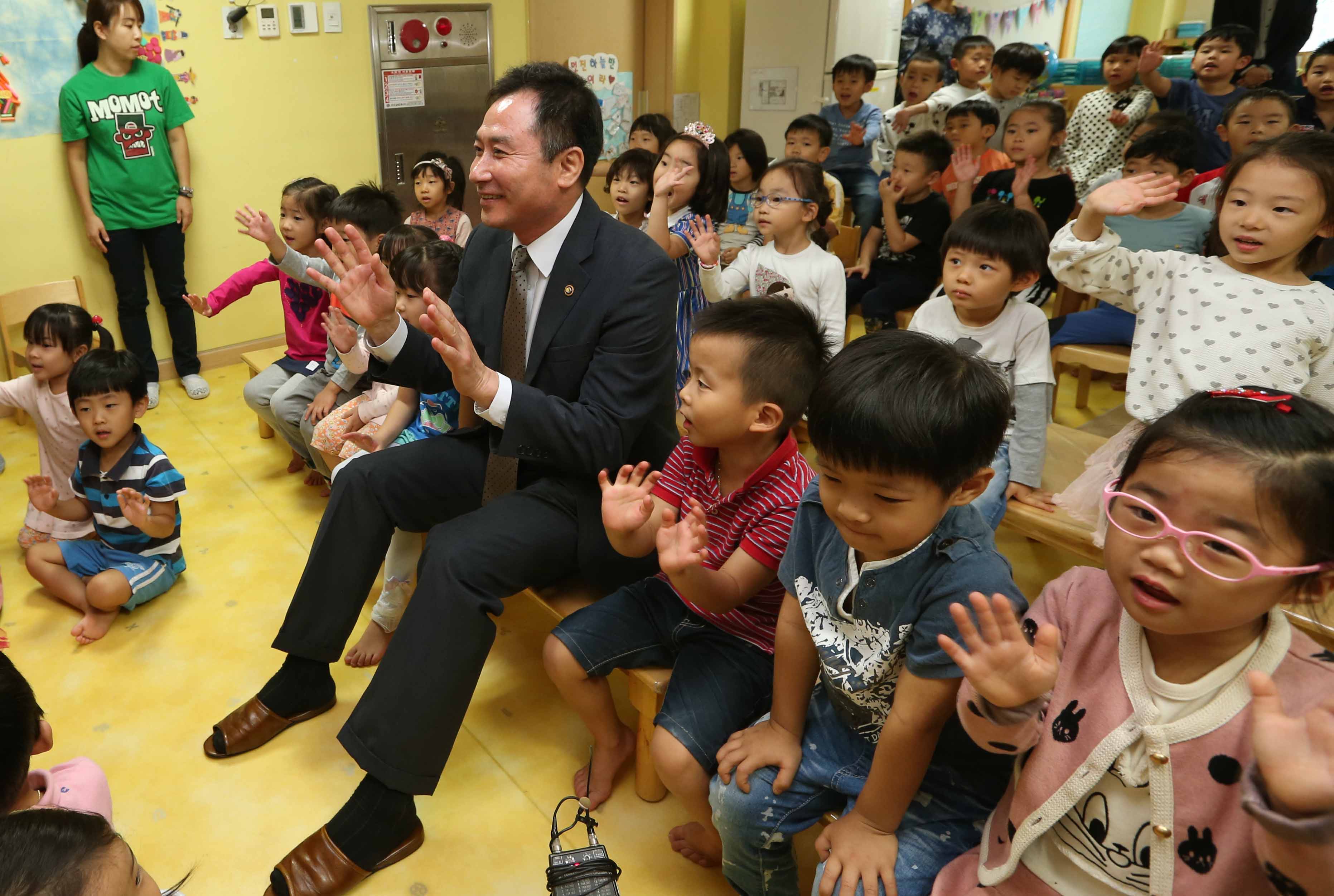 박민권 문체부 제1차관이 공연이 열리는 한 어린이집을 방문해 어린이들과 공연을 보여 줄 선생님들에게 손을 흔들어 인사하고 있다.