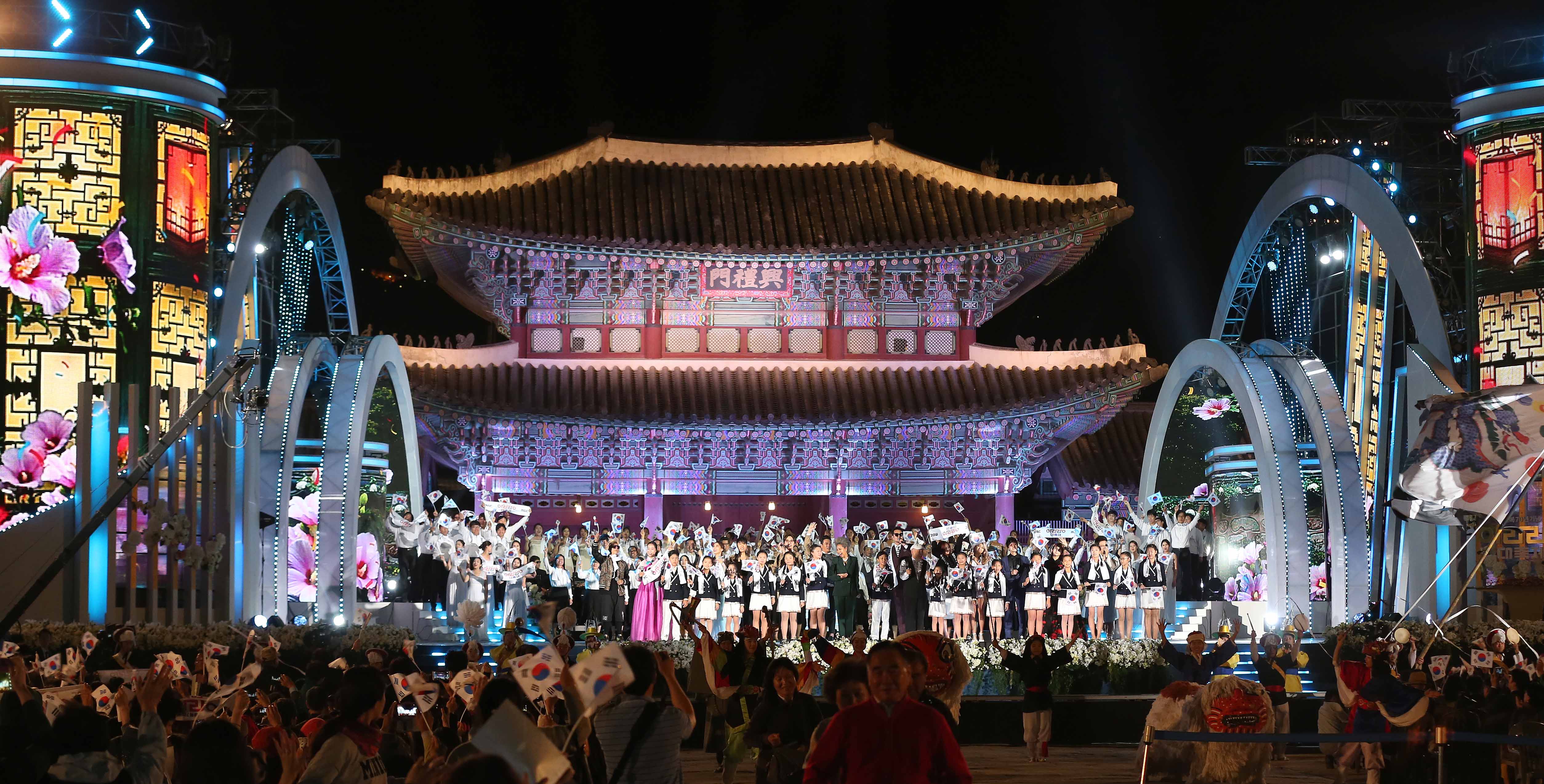 서울 경복궁 흥례문 광장에서‘아리랑 대축제’ 공연이 열렸다