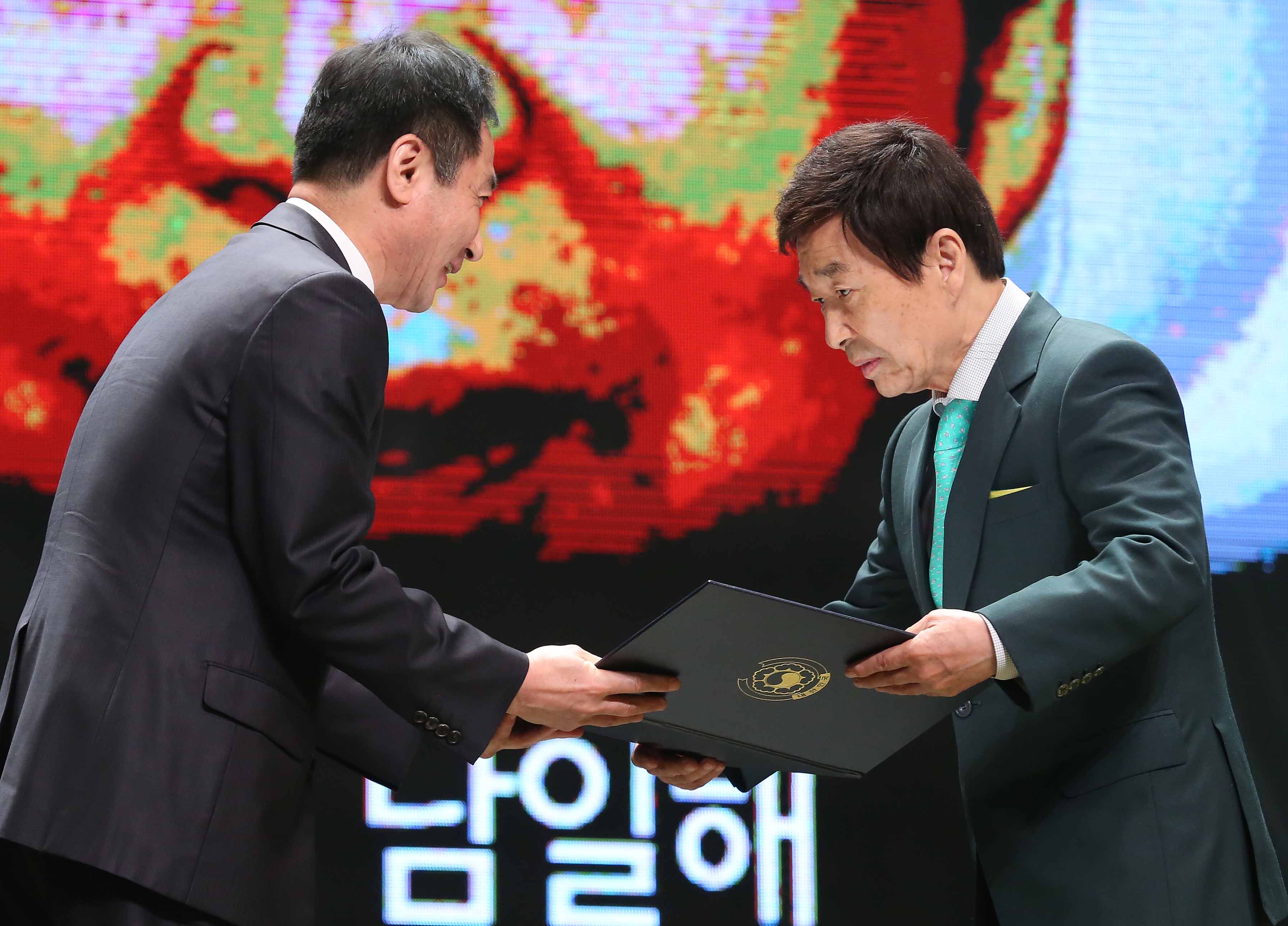 수상중인 가수 남일해씨