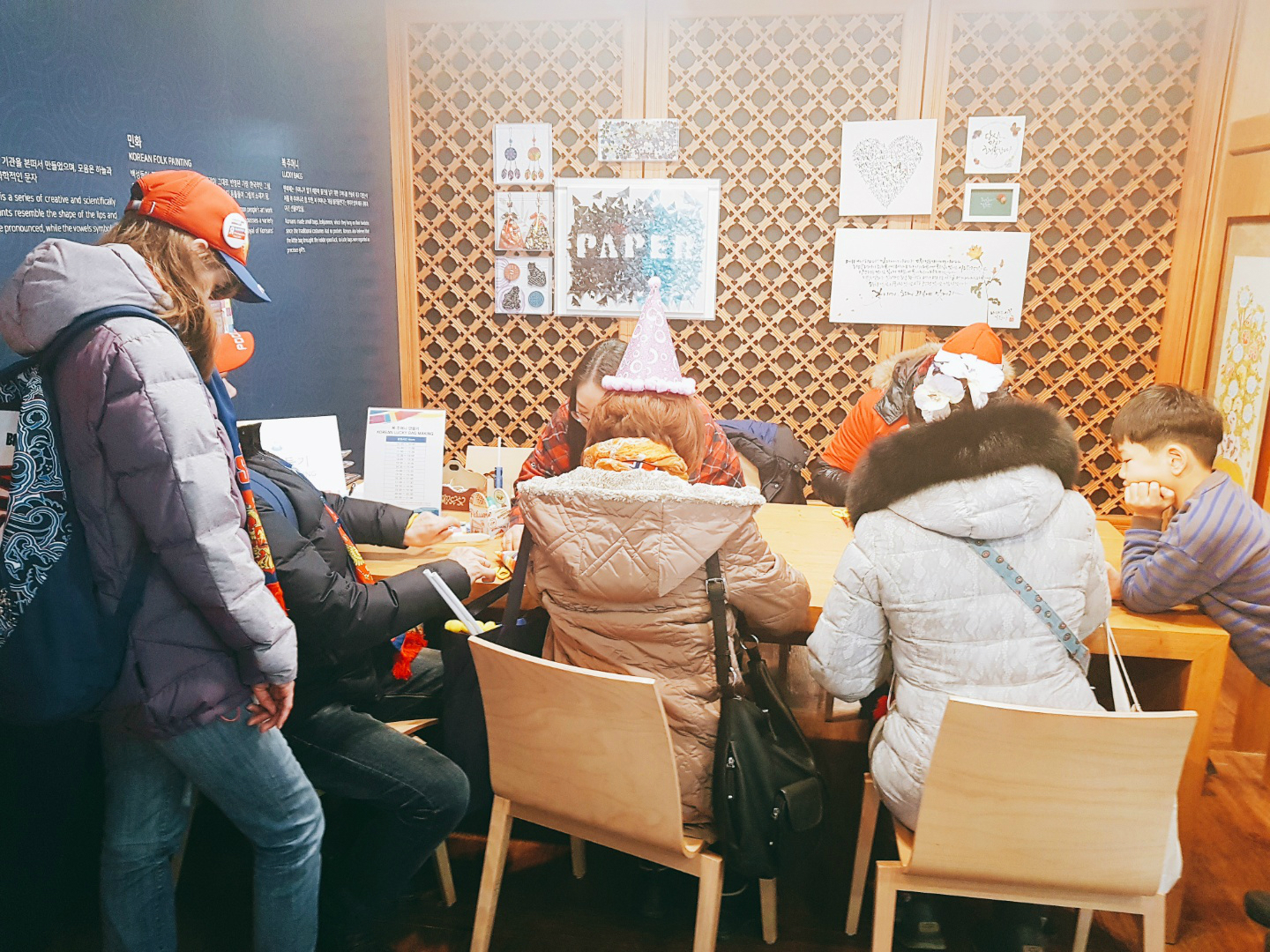 한국 문화 체험 중인 외국인