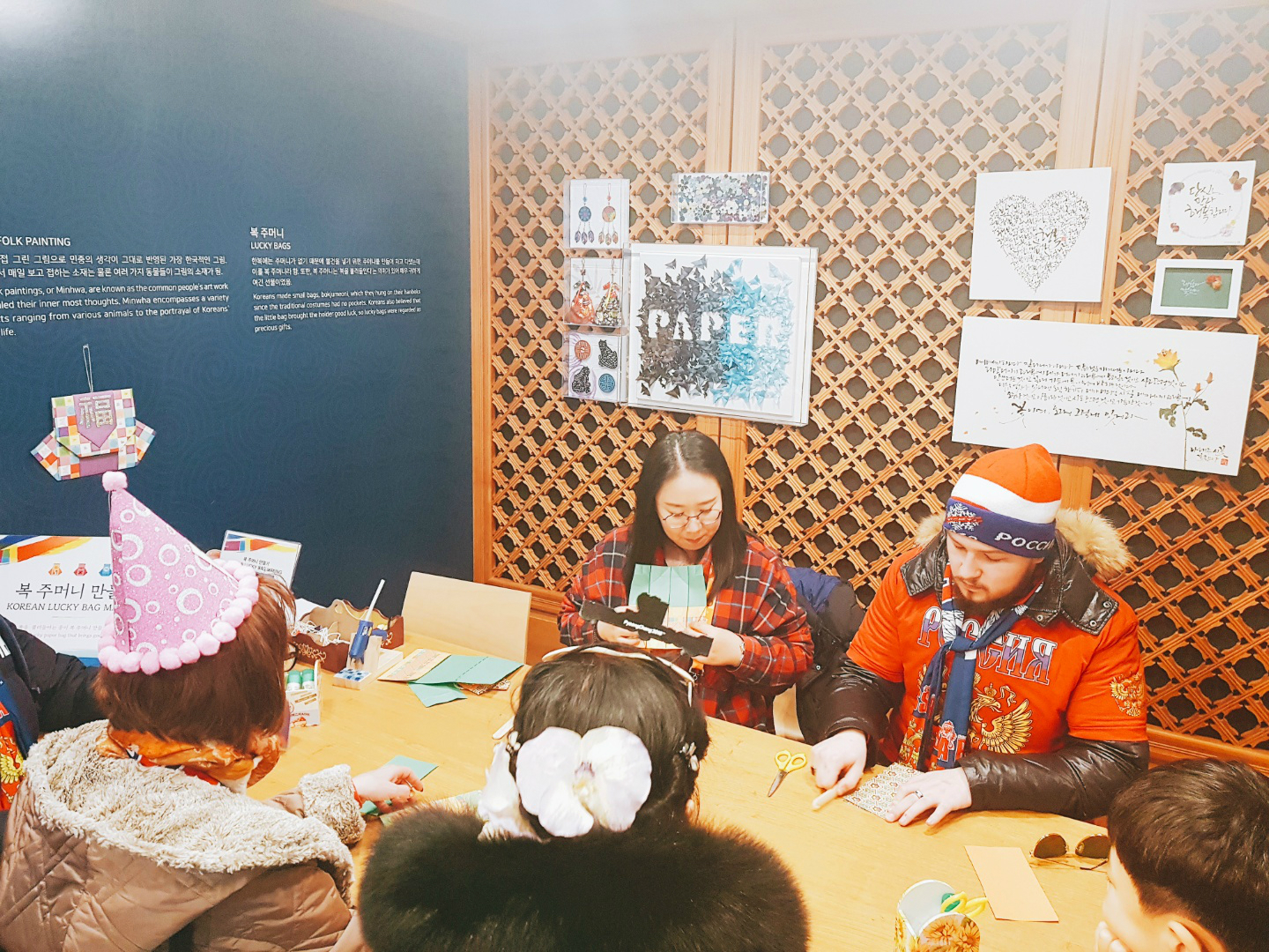 한국문화 체험 중인 외국인들