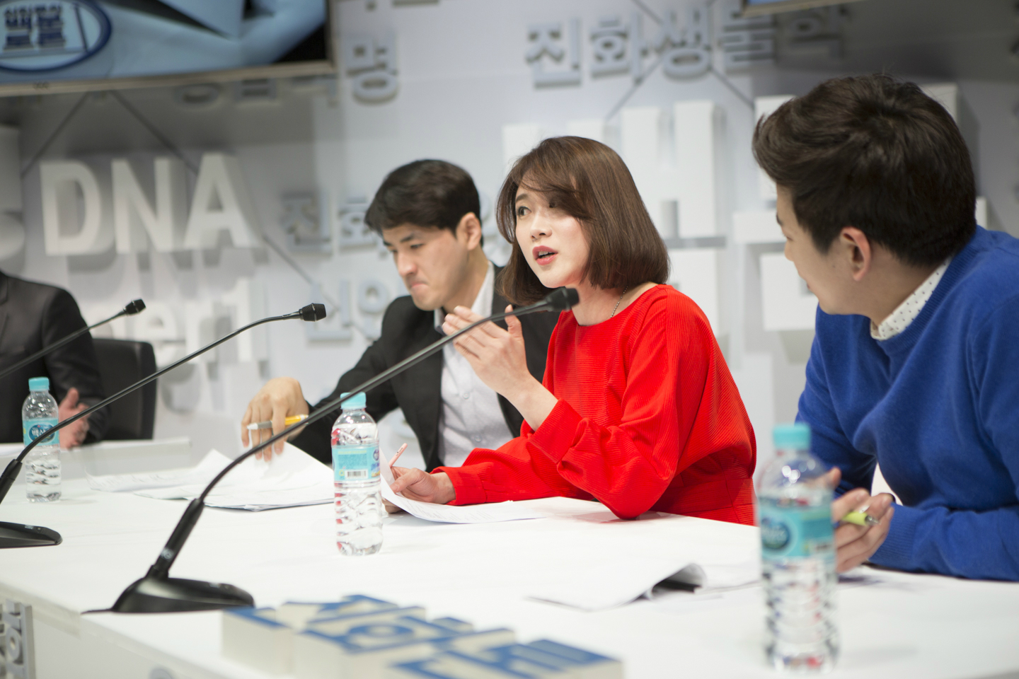 토론하는 배우들
