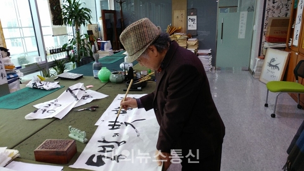 <동방의 빛> 휘호를 쓰고 계신 초당(草堂) 이무호 선생 