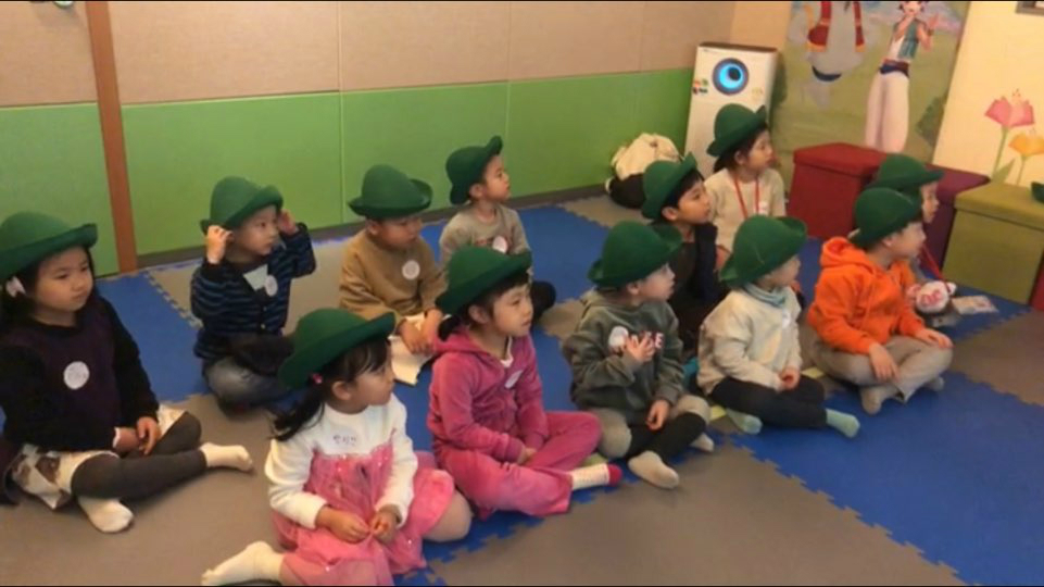 체험형 동화구연을 보고 있는 아이들