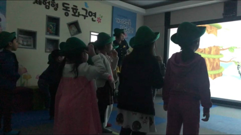 선생님의 진행에 따라 움직이는 아이들