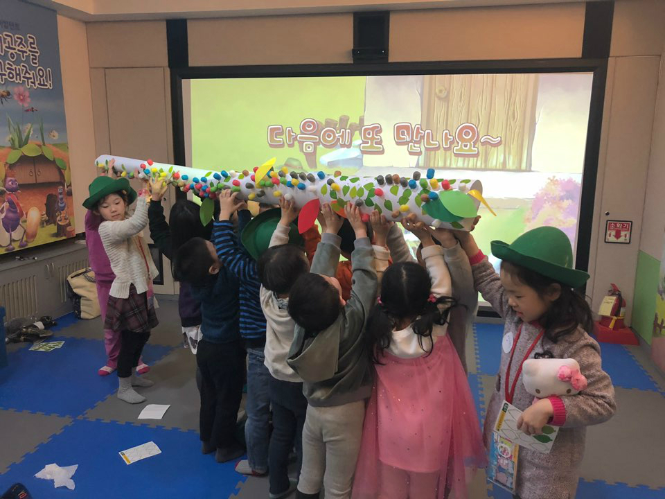 만든 콩나무를 세우고 있는 아이들