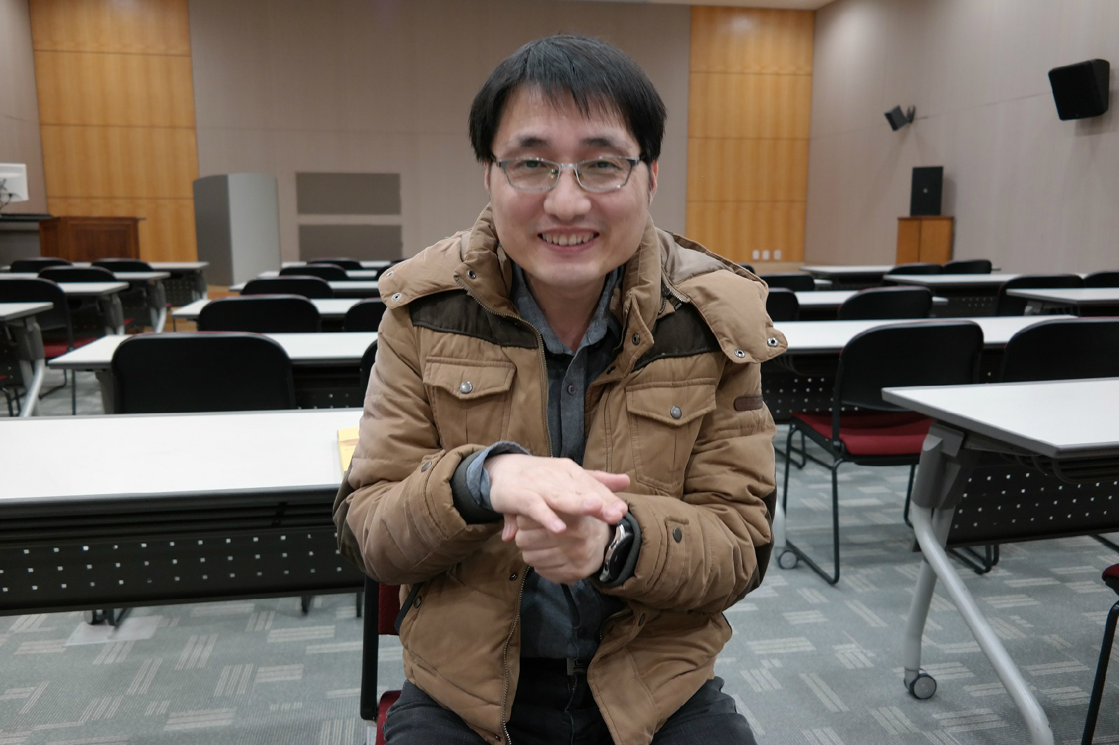 수어 ‘사랑합니다’를 보여주고 있는 양희국 씨