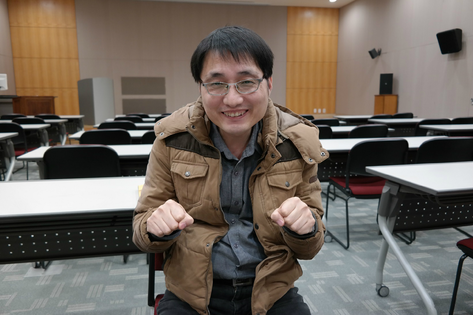 수어 ‘안녕하세요’를 보여주고 있는 양희국 씨