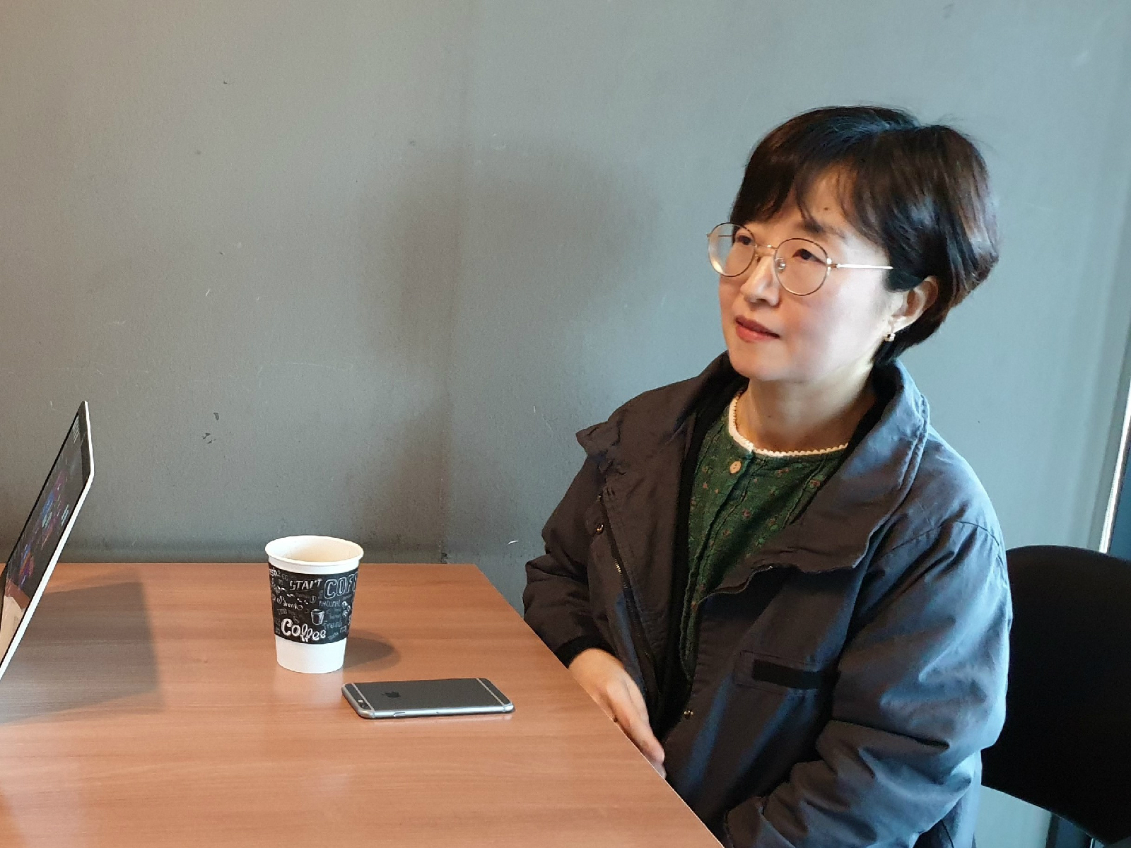 인터뷰 중인 조선희 소설가