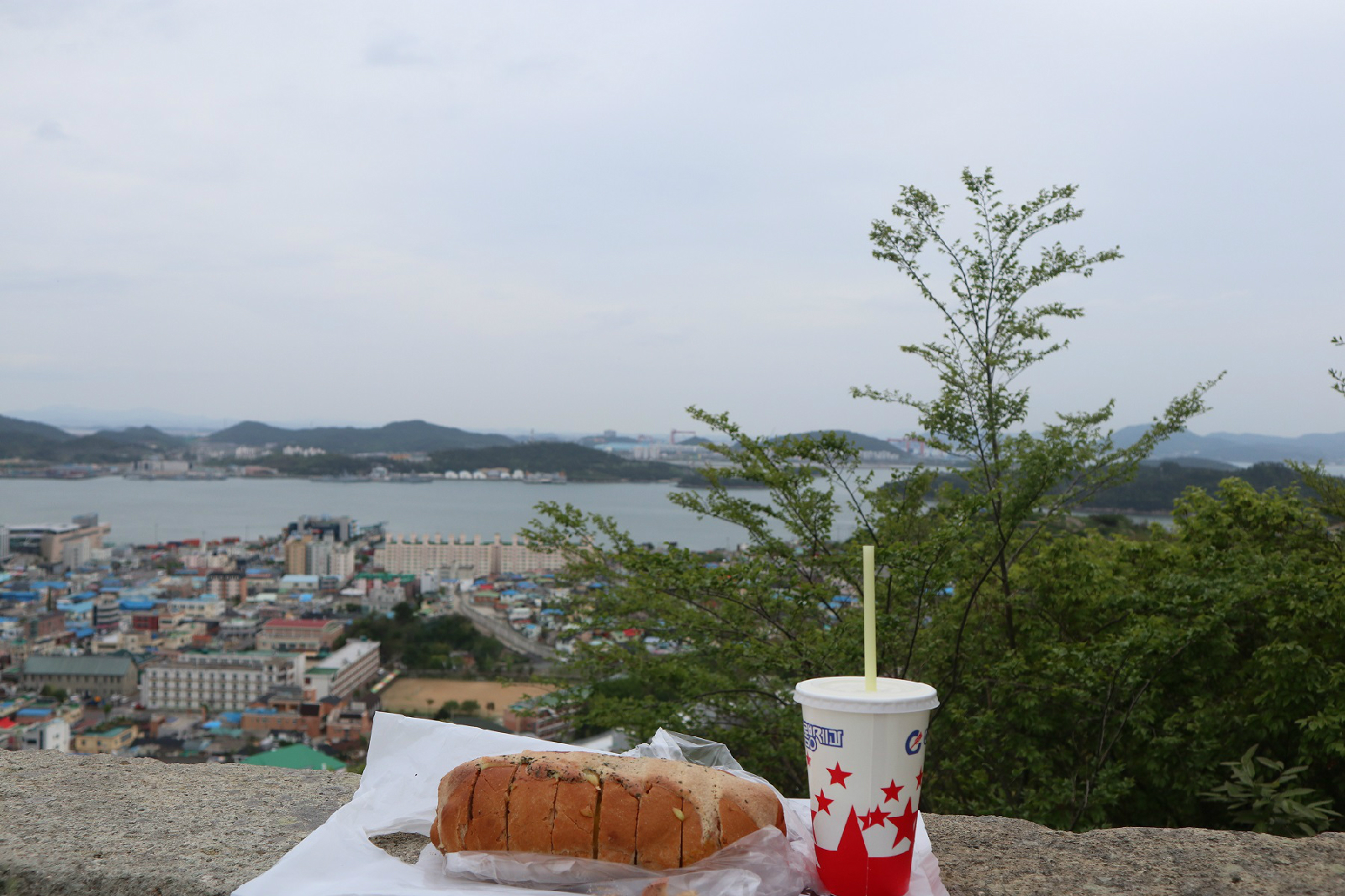 벤치에 앉아서 내려다보는 유달산