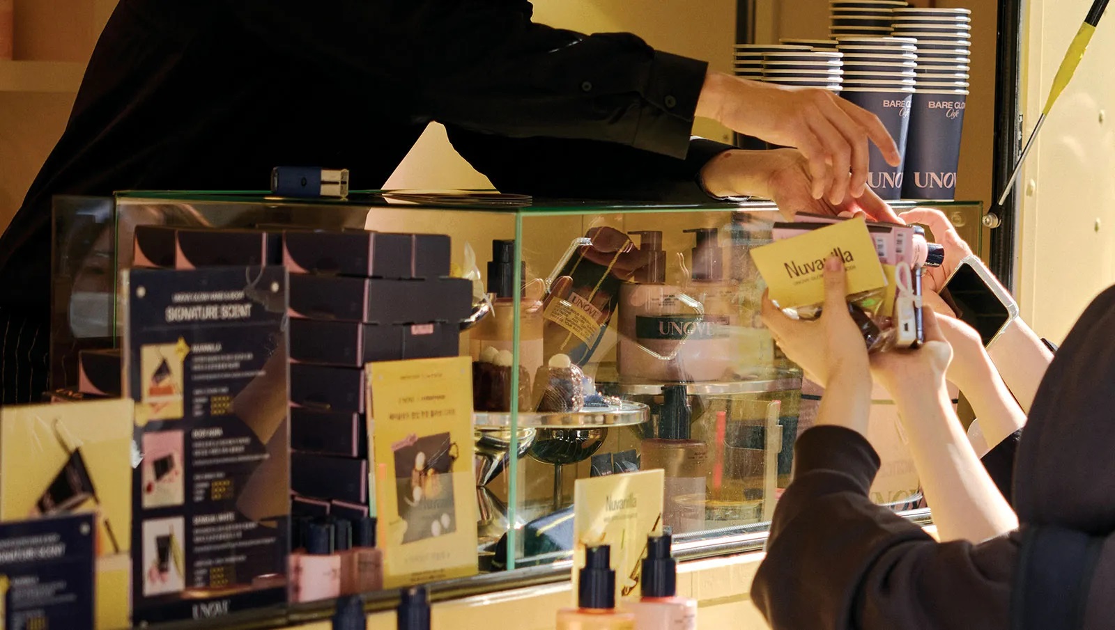 The Bear Glow Pop-up by Korean beauty brand UNOVE presents limited-edition desserts inspired by its newly launched vanilla-scented products. / © UNOVE.