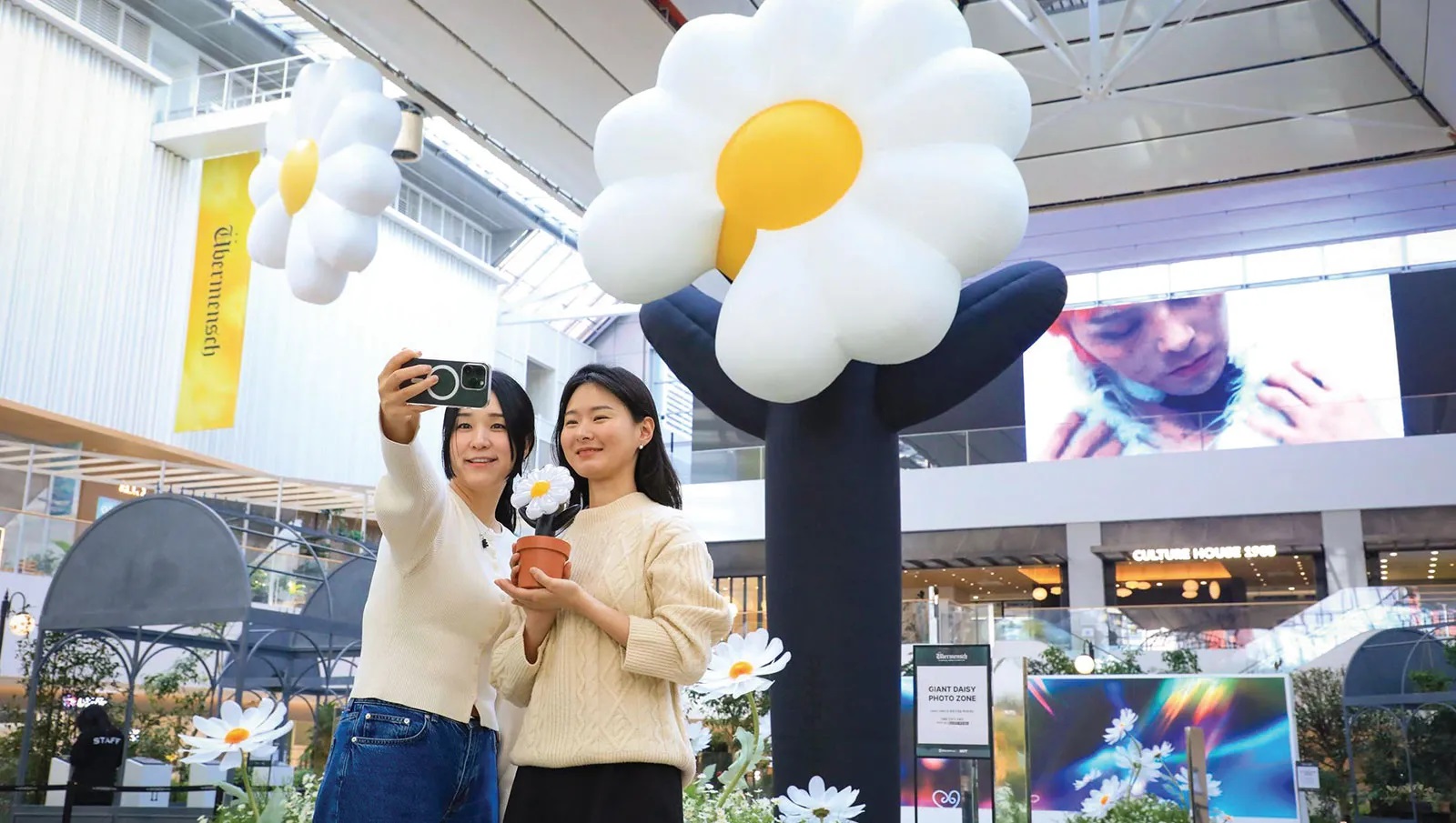 A pop-up exhibition celebrating the release of K-pop artist G-DRAGON’s album Übermensch  / © HYUNDAI DEPARTMENT STORE GROUP.